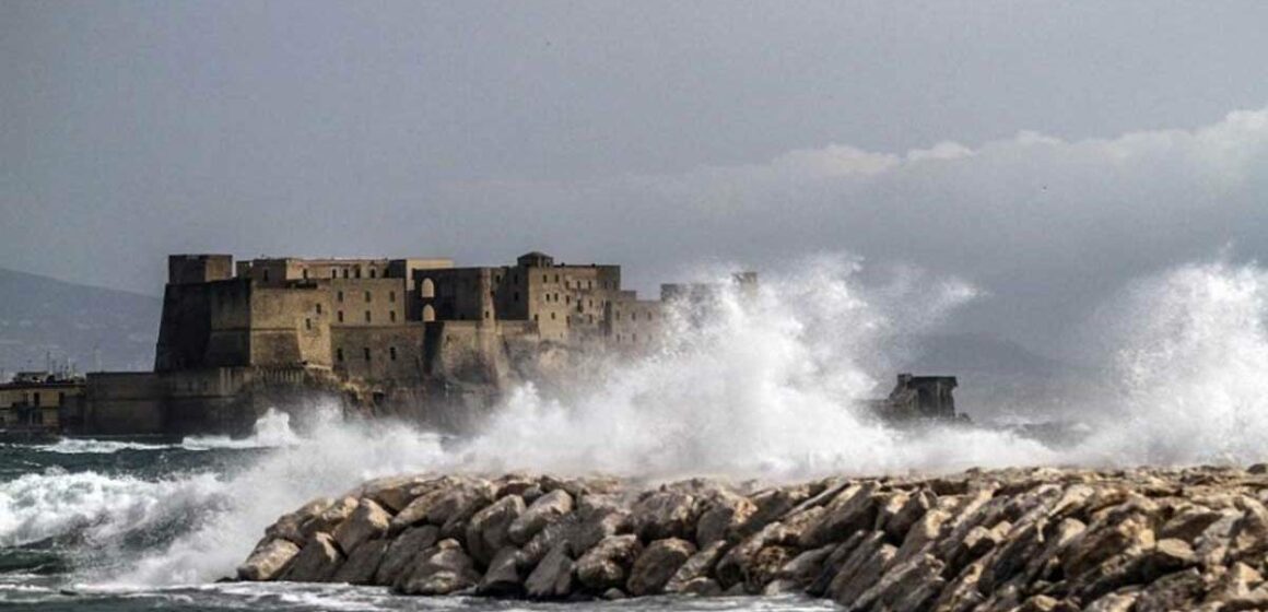 Napoli-pioggia Protezione Civile Campania: allerta meteo gialla dalle 8 di oggi su tutta la regione temporali improvvisi e intensi. Vento forte e mare agitato
