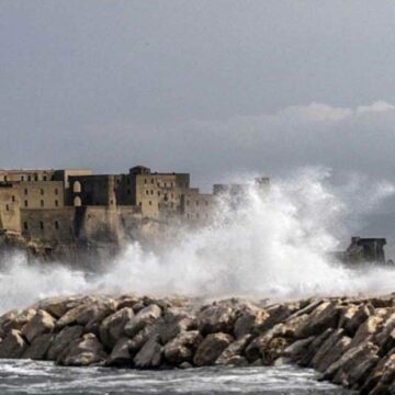 Napoli ed area vesuviana. Meteo, allerta gialla: chiusi i parchi cittadini e il Pontile Nord di Bagnoli. Dalle ore 8,00 alle ore 20,00