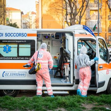 ambulanze covid Covid: in Campania aumentano ricoveri ordinari e in intensive