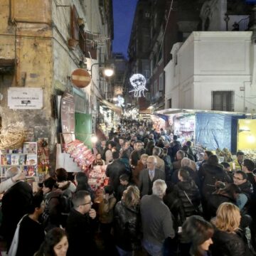 folla san gregorio armeno Napoli. Natale, boom di turisti al centro storico