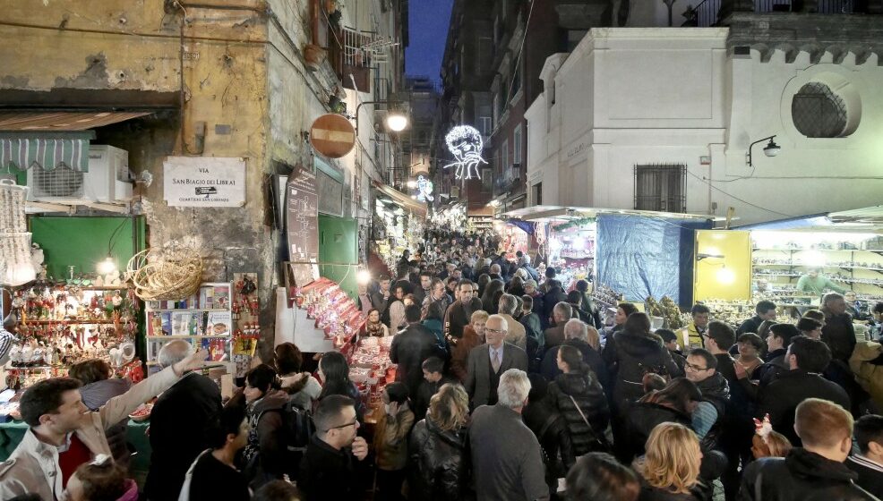 folla san gregorio armeno Napoli. Natale, boom di turisti al centro storico