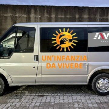 foto pulmino per infanzia da vivere Un minibus per l’associazione “Un infanzia da vivere” di Caivano. Solidarietà Eav Bus