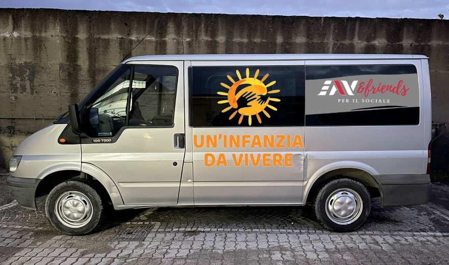 foto pulmino per infanzia da vivere Un minibus per l’associazione “Un infanzia da vivere” di Caivano. Solidarietà Eav Bus