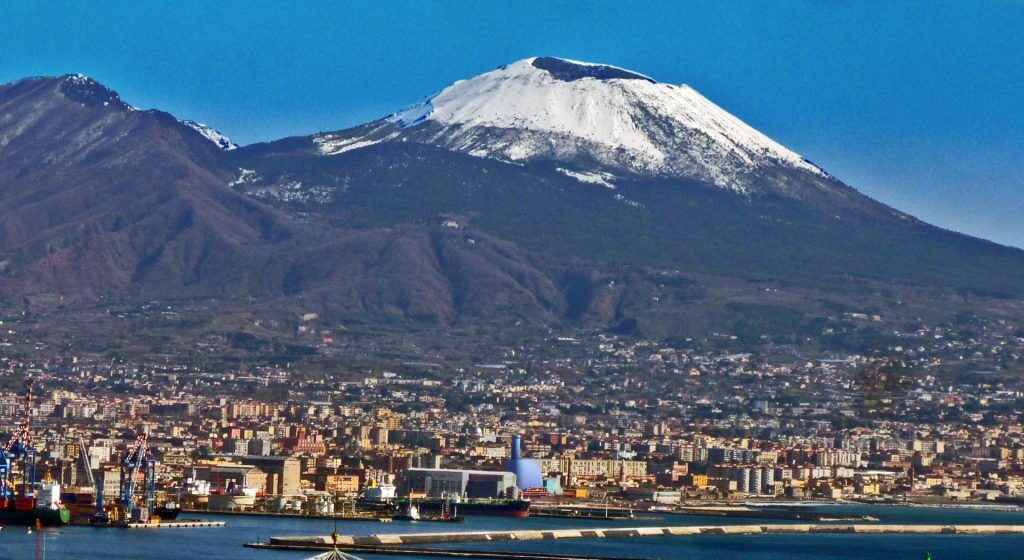 vesuvio innevato Emergenza freddo a Napoli, aperte di notte stazioni metro