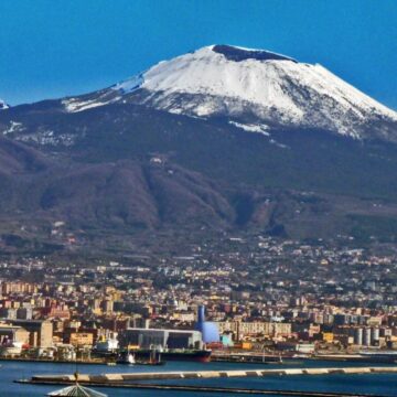 vesuvio innevato Emergenza freddo a Napoli, aperte di notte stazioni metro
