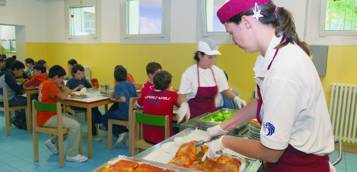 R (1) Cercola. Scuola, all’IC CUSTRA il pasto lo devono preparare i genitori. Il comune ha sospeso la mensa da due anni