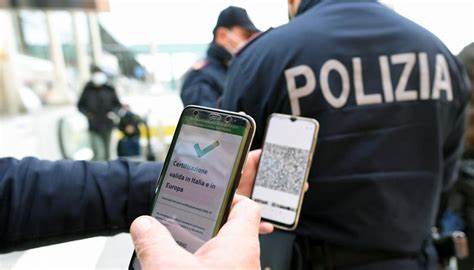 comntrolli Controlli dei green pass. I poliziotti non ci stanno, Scalzo (Cosap): “Poliziotti allo sbaraglio, le leggi non sono chiare”