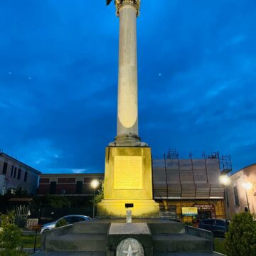 Sant’Anastasia. Giornata mondiale dell’endometriosi, illuminato monumento piazza IV novembre