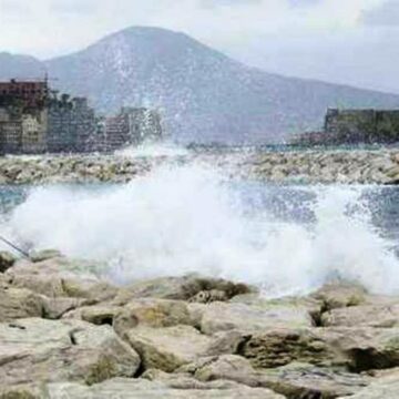mare agitato napoli Napoli. Allerta meteo, parchi e cimiteri cittadini chiusi il 17 e 18 aprile