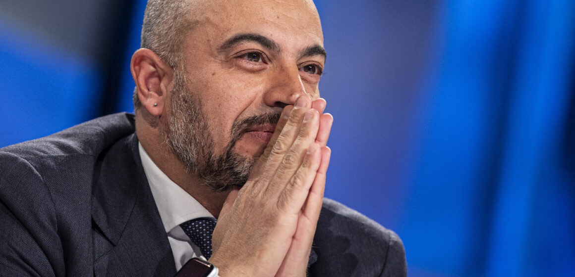 No green pass, poliziotti sospesi.  Il senatore Paragone chiede al Viminale se accoglie la richiesta del COSAP per un’ispezione alla Questura di Milano