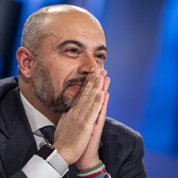 Mezz'ora in più: ospiti Gianluigi Paragone, Giampiero Massolo e Mattia SantoriMezz'ora in più: ospiti Gianluigi Paragone, Giampiero Massolo e Mattia Santori No green pass, poliziotti sospesi. Il senatore Paragone chiede al Viminale se accoglie la richiesta del COSAP per un’ispezione alla Questura di Milano