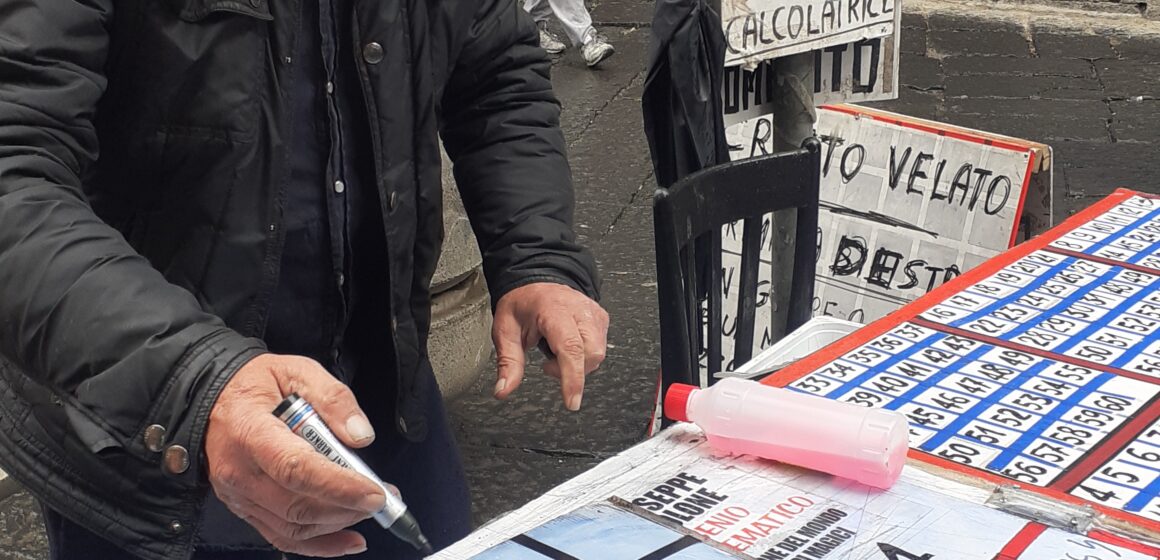 polone Napoli. Tra i vicoletti del centro storico spunta Giuseppe Polone e i suoi Quadri Magici