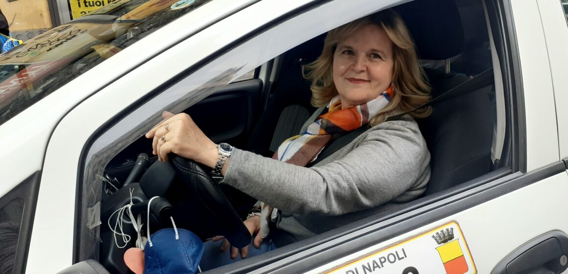 Napoli.  Taxi driver, viaggio al femminile: alla scoperta di Lisiana