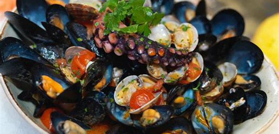 Napoli. Giovedì Santo al dormitorio pubblico con la zuppa di cozze offerta dagli operatori del  CAAN