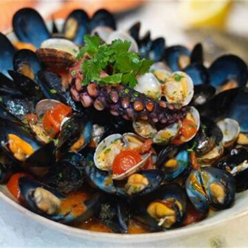 zuppa di cozze Napoli. Giovedì Santo al dormitorio pubblico con la zuppa di cozze offerta dagli operatori del CAAN