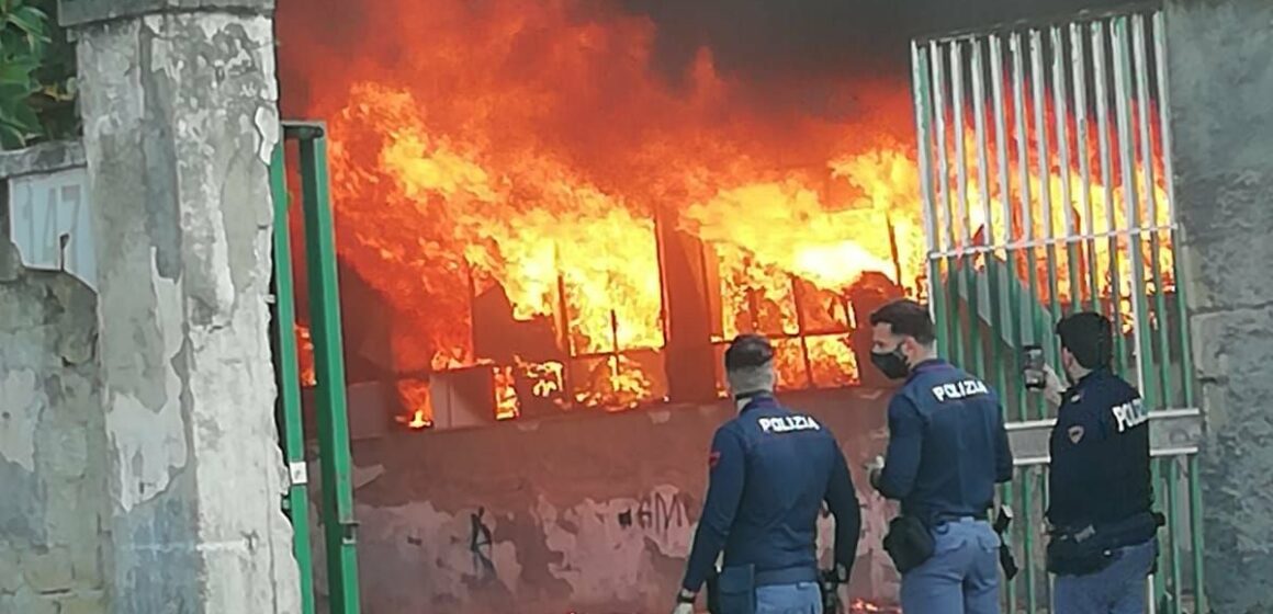 INCENDIO MERCATO EX ORTOFRUTTICOLO NAPOLI Napoli. Incendio ex mercato ortofrutticolo, tenere balconi e finestre chiuse