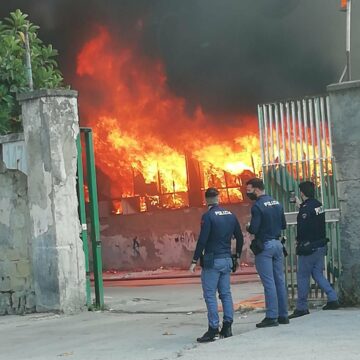 INCENDIO MERCATO EX ORTOFRUTTICOLO NAPOLI Napoli. Incendio ex mercato ortofrutticolo, tenere balconi e finestre chiuse