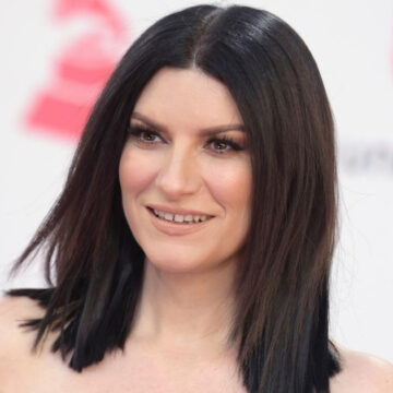 Polemica a Miami tra i fan cubani della Pausini. Attacco sui social per la foto che la ritraggono con membri dei servizi segreti cubani