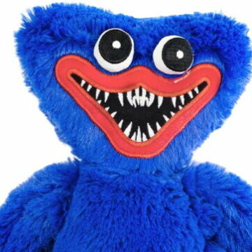 pupazzo Napoli. Huggy Wuggy la polemica non si placa. Il peluche dal ‘sorriso’ terrificante è pericoloso per i più piccoli