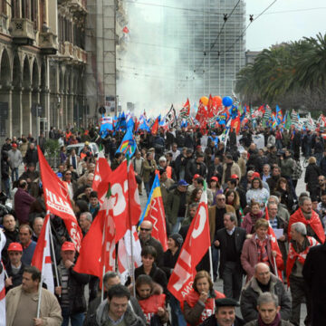 sc Napoli. Sciopero generale nazionale 20 maggio 2022. Sindacati di base e lavoratori manifestano contro “ l’economia di guerra” e contro il governo Draghi