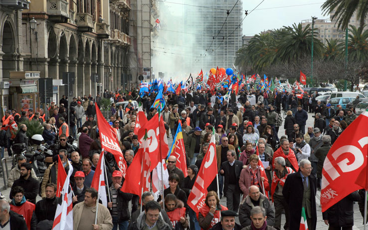 sc Napoli. Sciopero generale nazionale 20 maggio 2022. Sindacati di base e lavoratori manifestano contro “ l’economia di guerra” e contro il governo Draghi