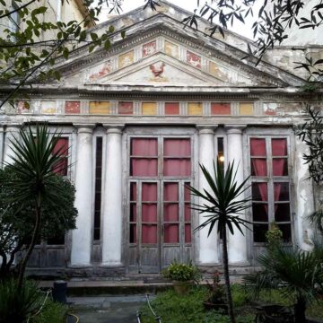 vvv Napoli. Il suggestivo giardino di Palazzo Venezia ospita la raccolta ‘Nudarsi’ – 18 maggio