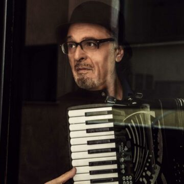 La sfida di De Crescenzo: “Restaurare la vera canzone napoletana”