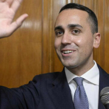di maio saluta 5s “Insieme per il futuro”, lo scissionista Di Maio “scippa” il nome del gruppo parlamentare all’associazione politica di Pollena Trocchia di Pinto e dell’assessore Cianniello