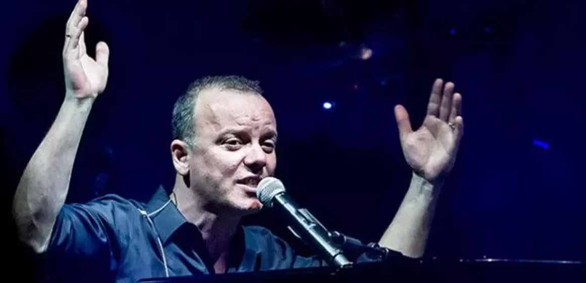 gigi-d-alessio Napoli. 30 anni di successi, Gigi D’Alessio in Piazza del Plebiscito il 17 e 18 giugno. Arrivano anche Fiorello ed Amadeus