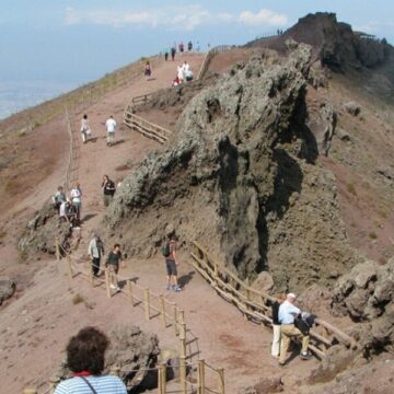 Ercolano. Beccato dai caschi bianchi a Quota Mille un 54enne della zona con due coltelli. Soddisfazione del sindaco Boanjuto