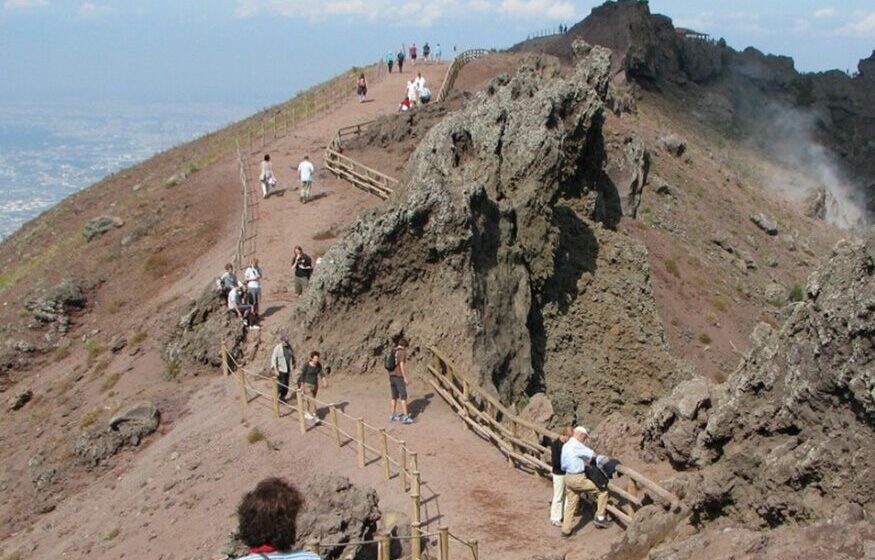 vesuvio h Ercolano. Beccato dai caschi bianchi a Quota Mille un 54enne della zona con due coltelli. Soddisfazione del sindaco Boanjuto