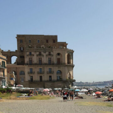 Napoli. Attiva da oggi la App per prenotare l’ingresso nelle spiagge libere  delle Monache, Bagno Ideal e Bagno Elena