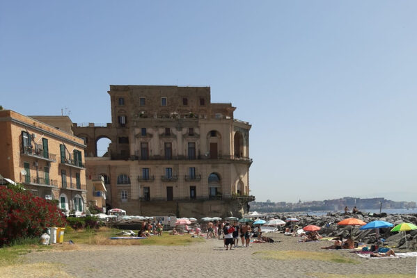 donn'anna Napoli. Attiva da oggi la App per prenotare l’ingresso nelle spiagge libere delle Monache, Bagno Ideal e Bagno Elena