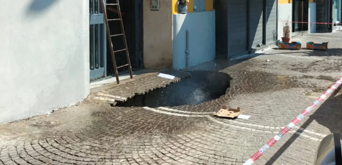 via-posillipo-77 Napoli. Voragine a via Posillipo, cedimento strutturale. Tre feriti