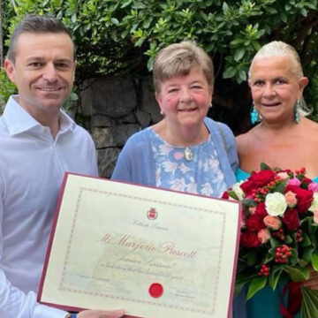 Da 50 anni in vacanza a Sorrento, premiata turista inglese 