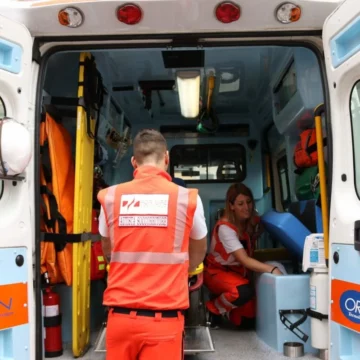 ambulanza Napoli. 82enne muore dopo aver subito furto di un borsello. Era stato aiutato a cambiare una gomma dell’auto