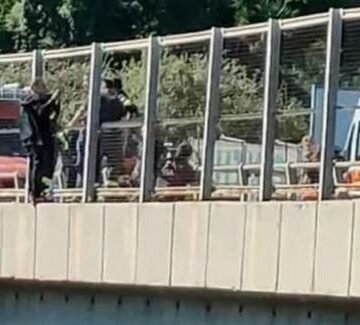 pianura tentato suicido Napoli. Pianura, salvato, l’ uomo che minacciava di buttarsi dal cavalcavia . Dopo circa 30 ore è stato tratto in salvo, visitato all’ Ospedale del Mare per accertamenti.