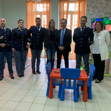 stanza di lino Napoli. Inaugurata, presso il Commissariato di Secondigliano, “la stanza rosa di Lino”