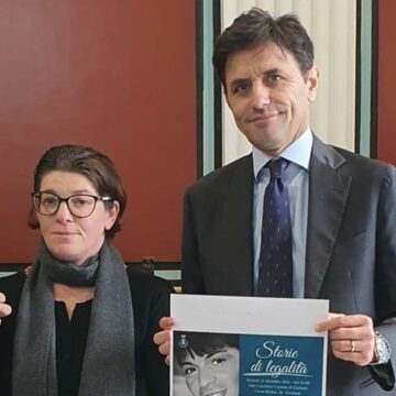 Il sindaco di Ercolano presenta il testo scritto da Agnese, sorella di Salvatore vittima innocente della camorra