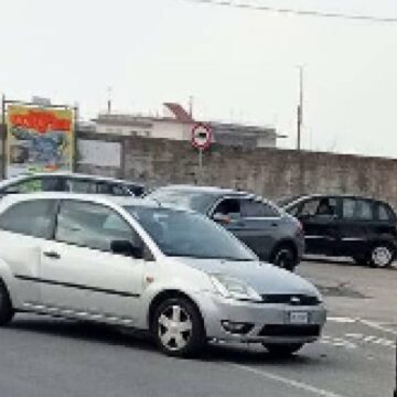 Cercola – Massa di Somma. Auto si ribalta all’incrocio del cimitero, una conducente forse distratta dai megatabelloni  pubblicitari abusivi