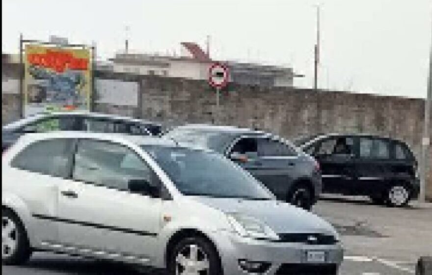 Cercola – Massa di Somma. Auto si ribalta all’incrocio del cimitero, una conducente forse distratta dai megatabelloni  pubblicitari abusivi