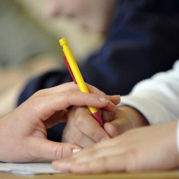 Servizi sociali, curiosa protesta di mamme ed operatori socio sanitari.  Vanno al Municipio di Cercola, ma l’assistenza materiale ai disabili la devono fornire i collaboratori scolastici