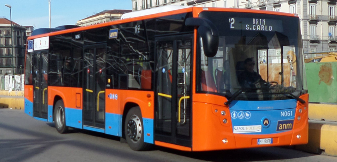 bus anm Napoli. Questa mattina sono state riattivate le linee scolastiche e quelle cimiteriali