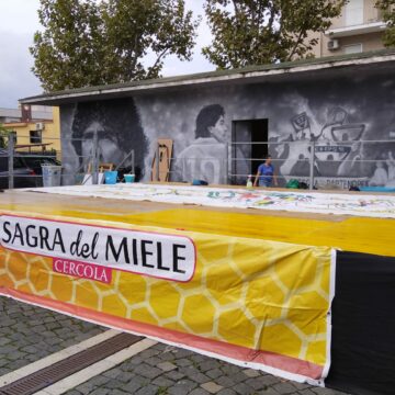 sagra del miele filangieri ‘Sogniamo Bellezza, Coltiviamo Speranza’: Cercola riaccoglie l’iconica ‘Sagra del Miele’ giunta alla sua 34^ edizione. Dal 3 a 5 ottobre in Piazzale Filangieri