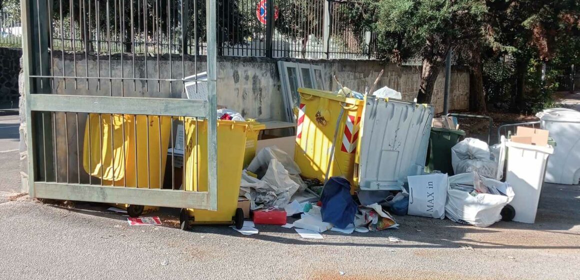 Cercola. Foreste e rifiuti all’ingresso delle scuole. Parte male l’anno scolastico. Refezione e trasporto scolastico un miraggio