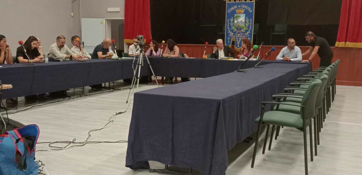 Cercola. “Attacco” alle democratiche istituzioni municipali. Il presidente consiliare Giorgio Esposito, temendo l’arrivo del commissario prefettizio, ha celebrato il consiglio comunale ‘sorvolando’ il regolamento consiliare