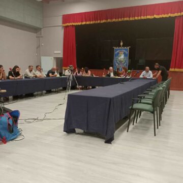 CONSIGLIO COMUNALE 5 OTTOBRE CERCOLA Cercola. “Attacco” alle democratiche istituzioni municipali. Il presidente consiliare Giorgio Esposito, temendo l’arrivo del commissario prefettizio, ha celebrato il consiglio comunale ‘sorvolando’ il regolamento consiliare