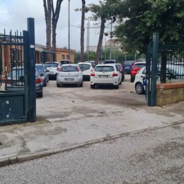 Cercola.  Parcheggio selvaggio  al centro sociale Edilfutura, ‘vietato’  agli anziani e  la giunta Rossi lo destina al business sanitario