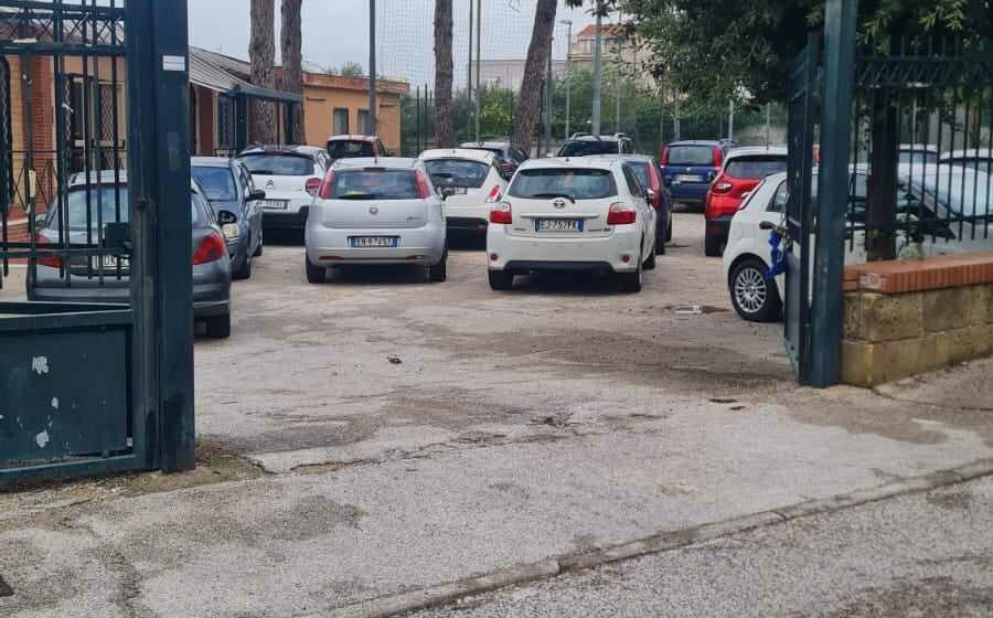 Cercola.  Parcheggio selvaggio  al centro sociale Edilfutura, ‘vietato’  agli anziani e  la giunta Rossi lo destina al business sanitario