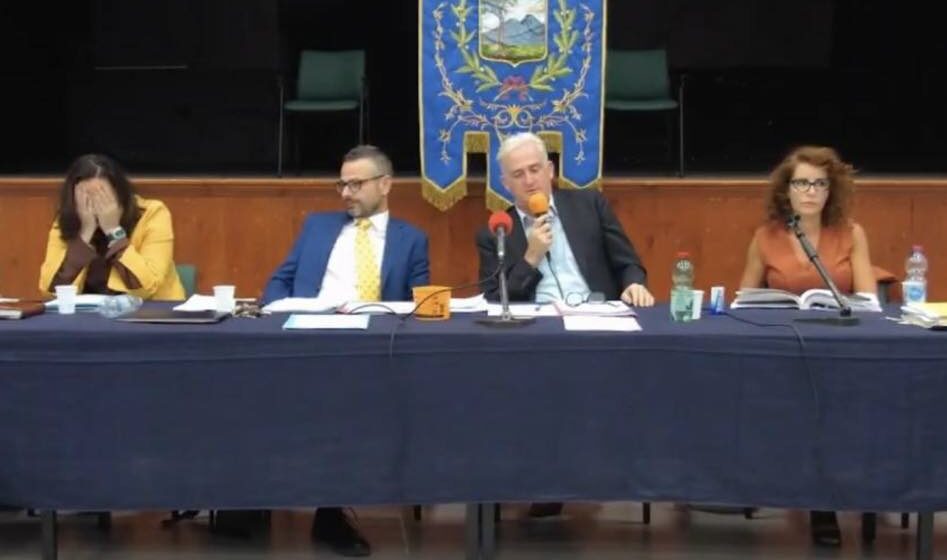 Cercola. Avviso di sfratto dal Municipio per il sindaco Biagio Rossi. “Liberi e Forti” e M5S lasciano la Coalizione Arlecchina. Sciolta la seduta consiliare